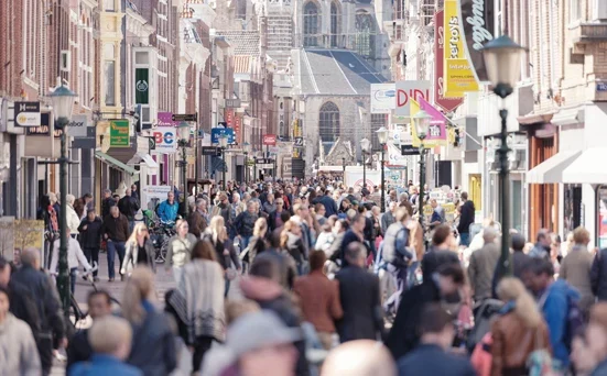 Drukke winkelstraat in het centrum van Alkmaar