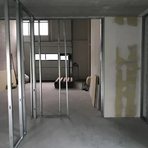 Ruwbouw met metal-studframes in het magazijn met sectionaaldeur