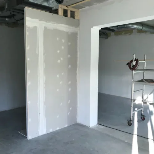 Ruwbouw met gipsplaatwand en een rolsteiger