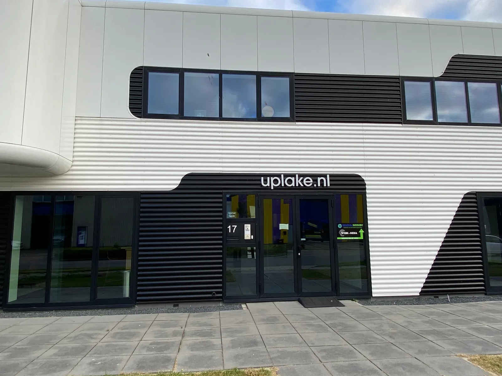 Entree van Uplake met de gevelnaam uplake.nl in witte letters op zwart
