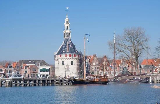 Haven van Hoorn met de Hoofdtoren en een zeilschip