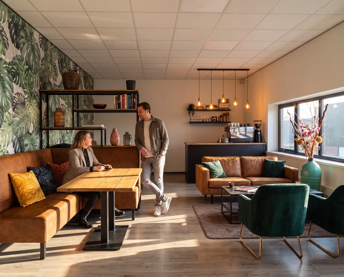 De lounge met cognac leren bank, groen fluweel en monstera-behang