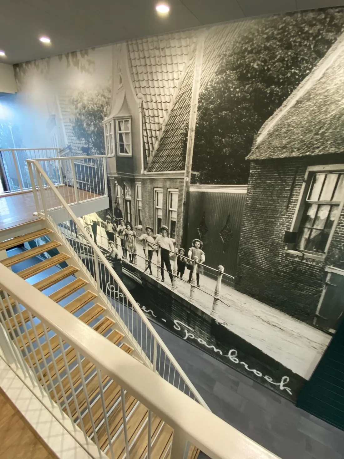 Trappenhuis met de historische fotowand van Opmeer en Spanbroek